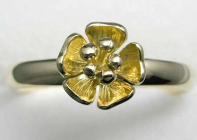 18 carat gold flower ring