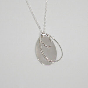 HON7b Pendant hammered oval with loops